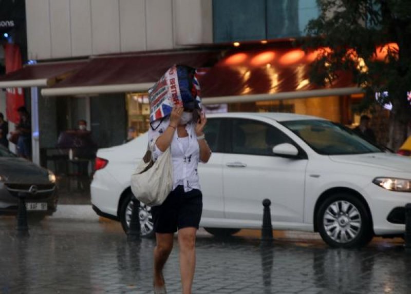 İstanbul'da vatandaşlar yağmura hazırlıksız yakalandı