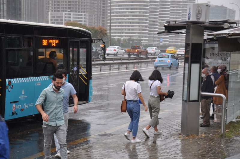 İstanbul'da vatandaşlar yağmura hazırlıksız yakalandı