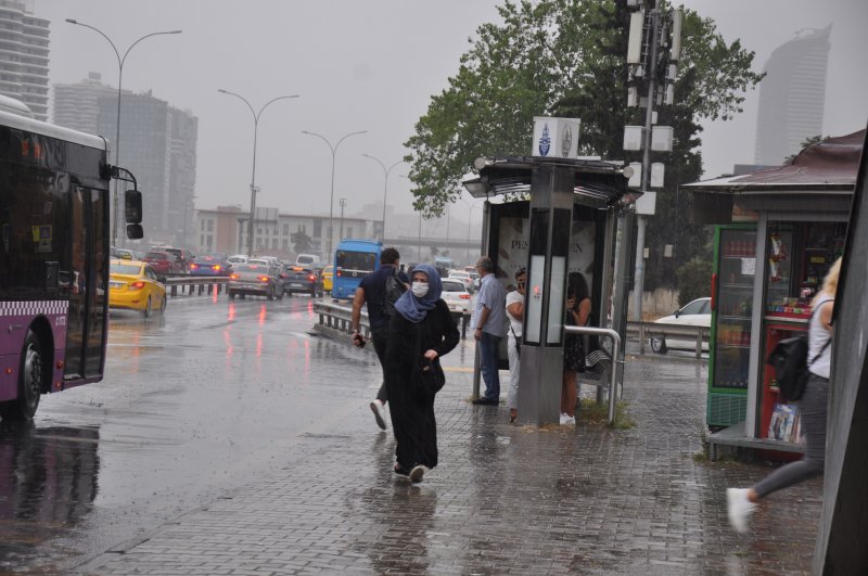 İstanbul'da vatandaşlar yağmura hazırlıksız yakalandı