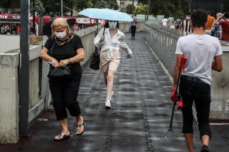 İstanbul'da vatandaşlar yağmura hazırlıksız yakalandı