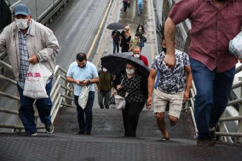 İstanbul'da vatandaşlar yağmura hazırlıksız yakalandı