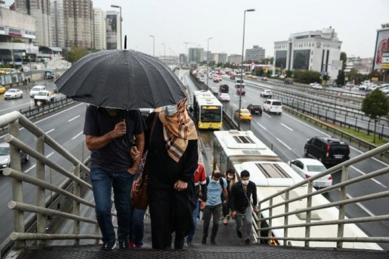 İstanbul'da vatandaşlar yağmura hazırlıksız yakalandı