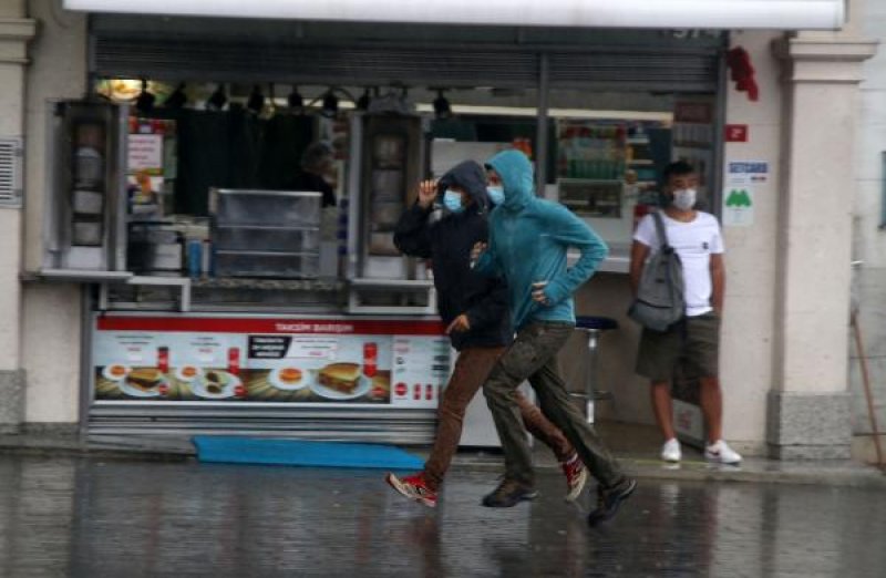 İstanbul'da vatandaşlar yağmura hazırlıksız yakalandı
