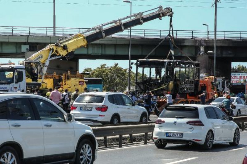 Bakırköy'de metrobüste yangın çıktı