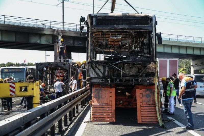 Bakırköy'de metrobüste yangın çıktı