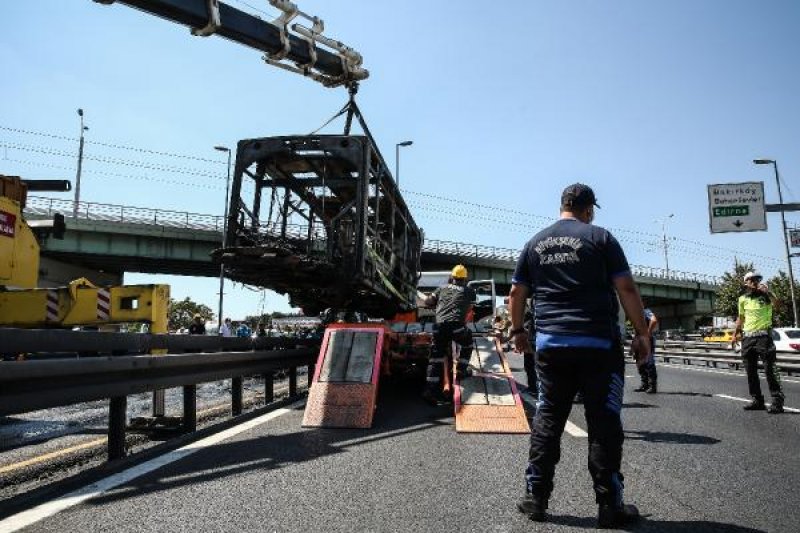 Bakırköy'de metrobüste yangın çıktı