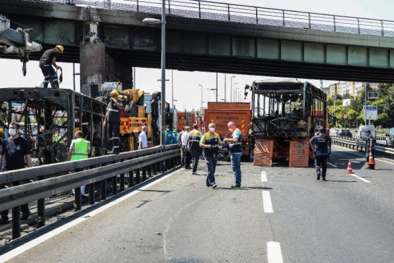 Bakırköy'de metrobüste yangın çıktı