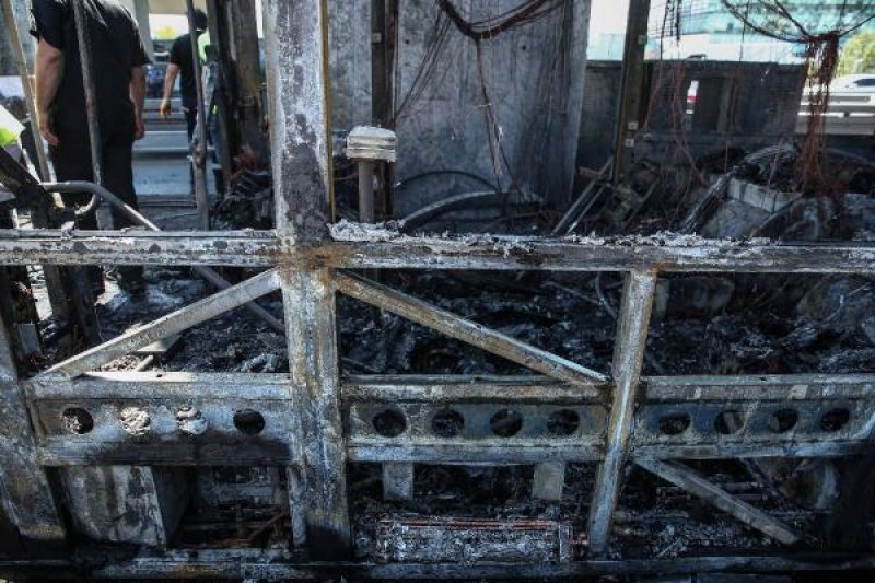 Bakırköy'de metrobüste yangın çıktı