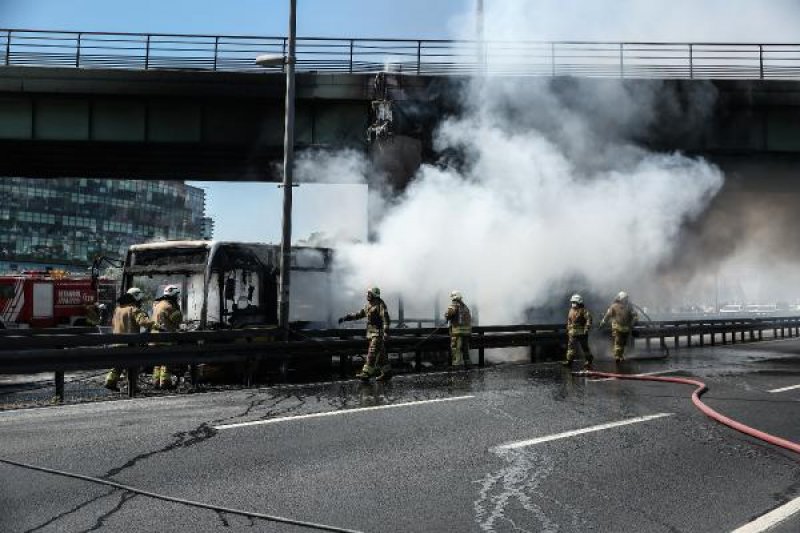 Bakırköy'de metrobüste yangın çıktı