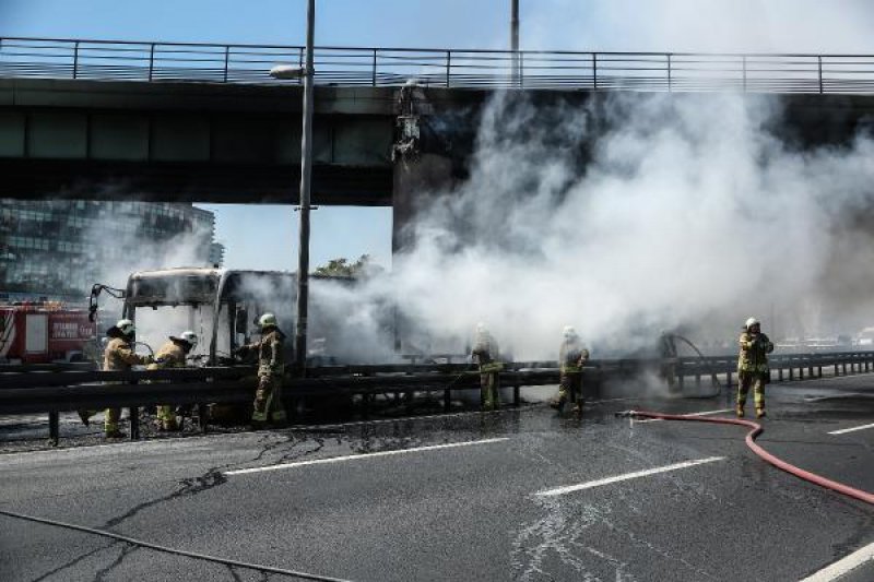 Bakırköy'de metrobüste yangın çıktı
