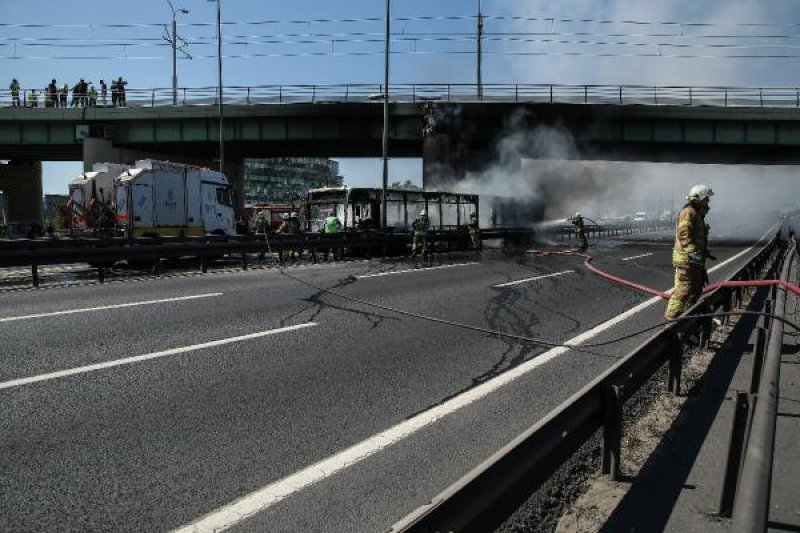 Bakırköy'de metrobüste yangın çıktı