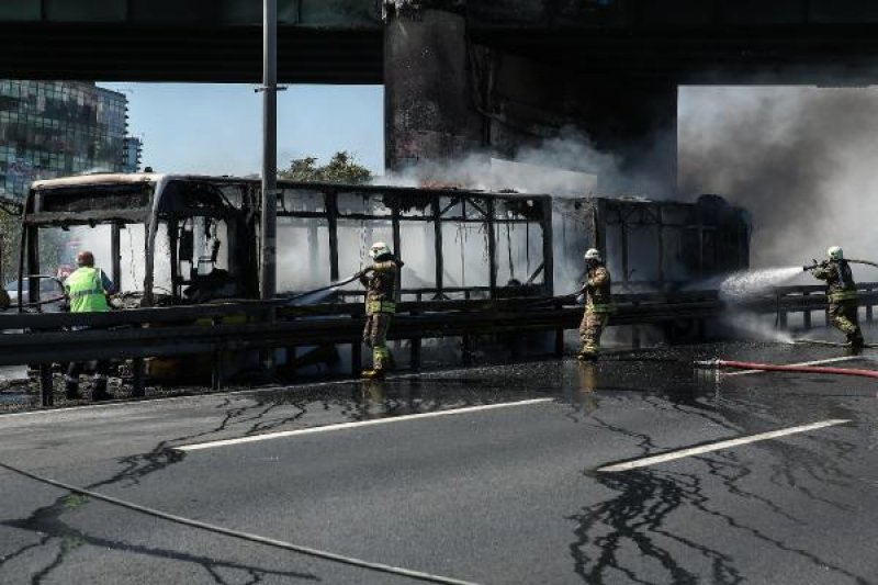 Bakırköy'de metrobüste yangın çıktı