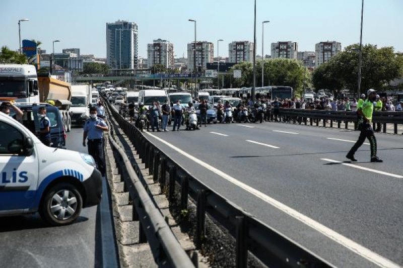 Bakırköy'de metrobüste yangın çıktı