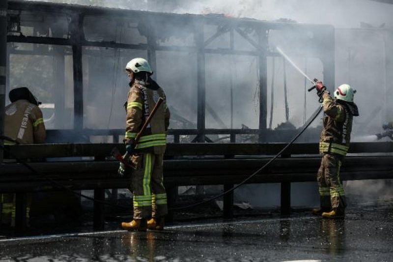 Bakırköy'de metrobüste yangın çıktı