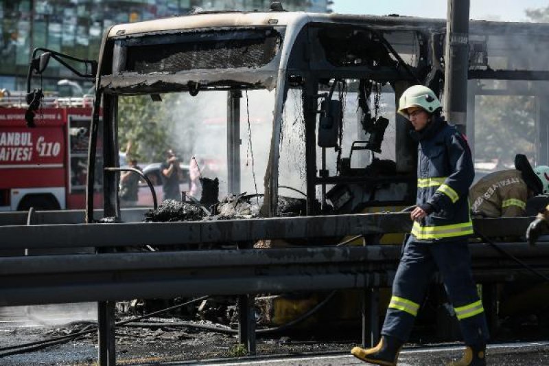 Bakırköy'de metrobüste yangın çıktı