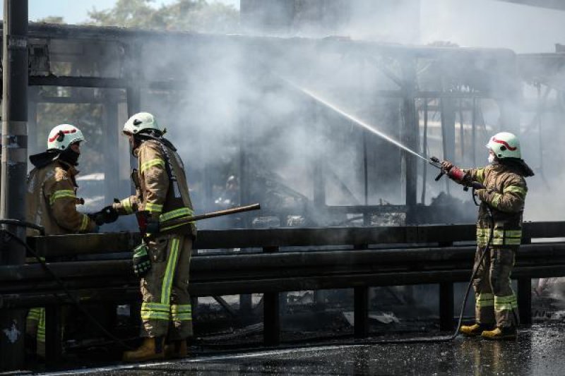 Bakırköy'de metrobüste yangın çıktı