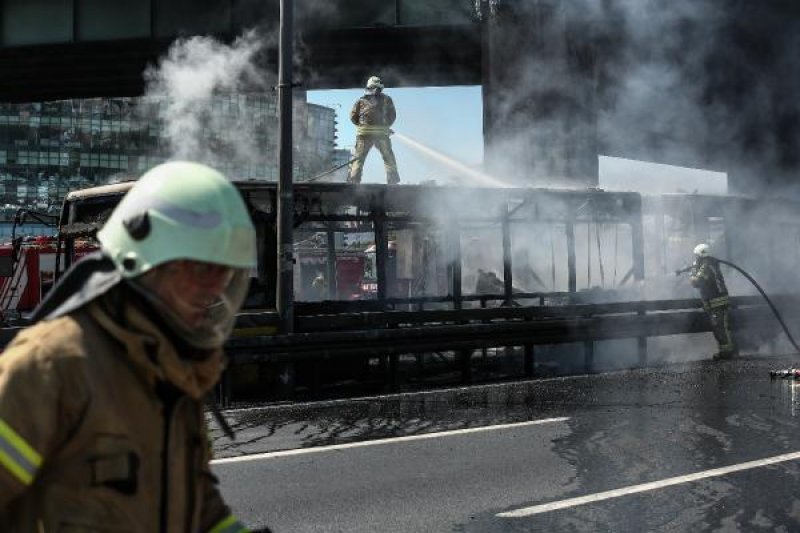 Bakırköy'de metrobüste yangın çıktı