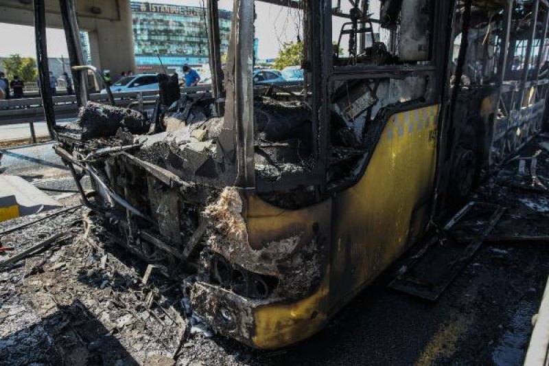 Bakırköy'de metrobüste yangın çıktı