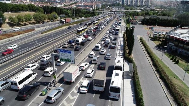 Bakırköy'de metrobüste yangın çıktı