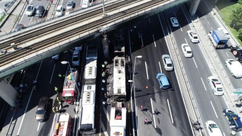 Bakırköy'de metrobüste yangın çıktı