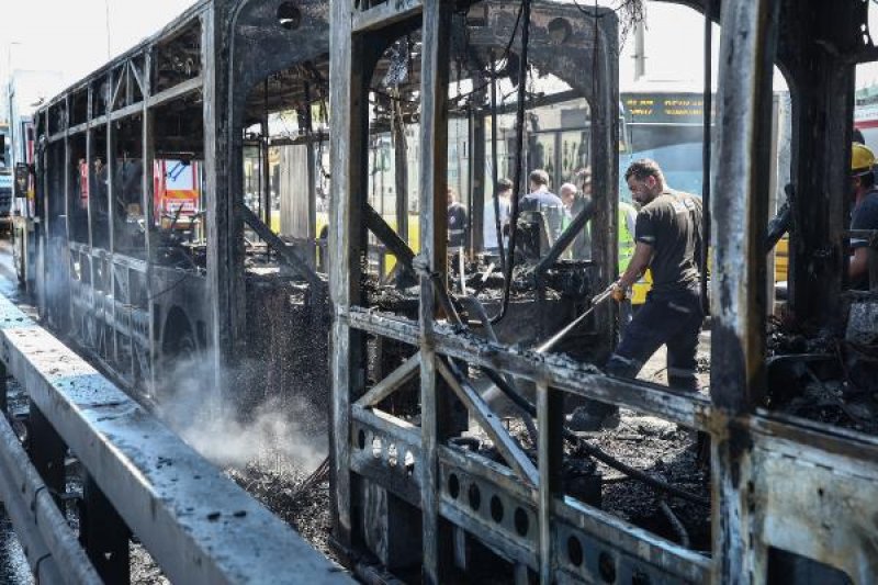 Bakırköy'de metrobüste yangın çıktı