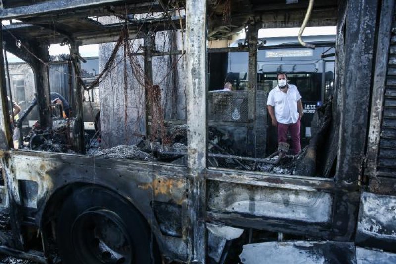 Bakırköy'de metrobüste yangın çıktı