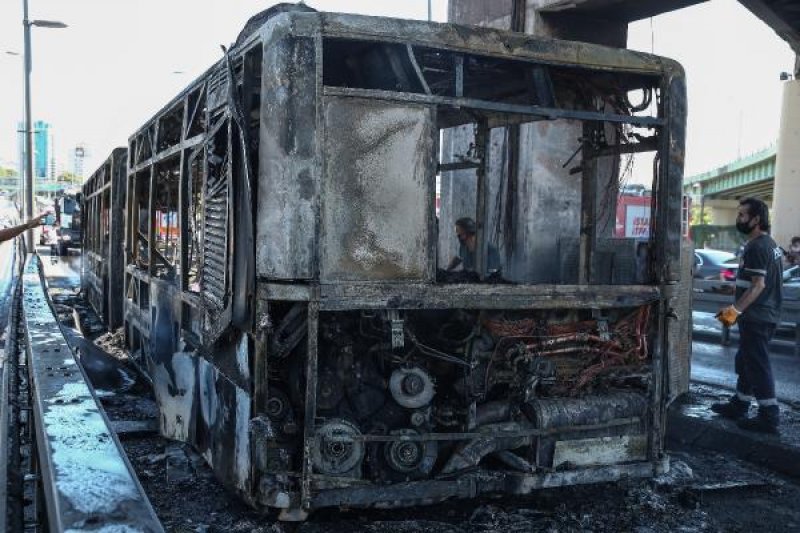 Bakırköy'de metrobüste yangın çıktı