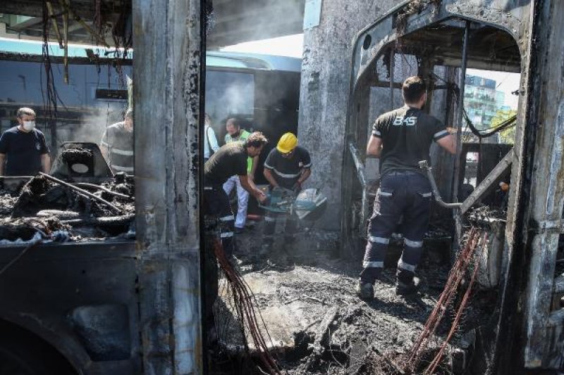 Bakırköy'de metrobüste yangın çıktı