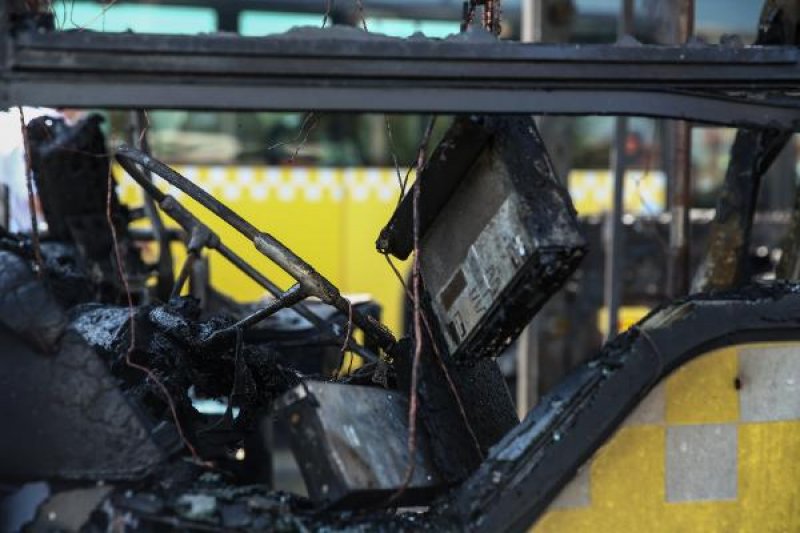 Bakırköy'de metrobüste yangın çıktı