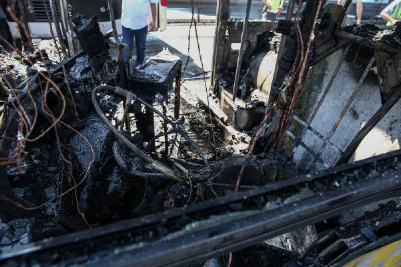 Bakırköy'de metrobüste yangın çıktı