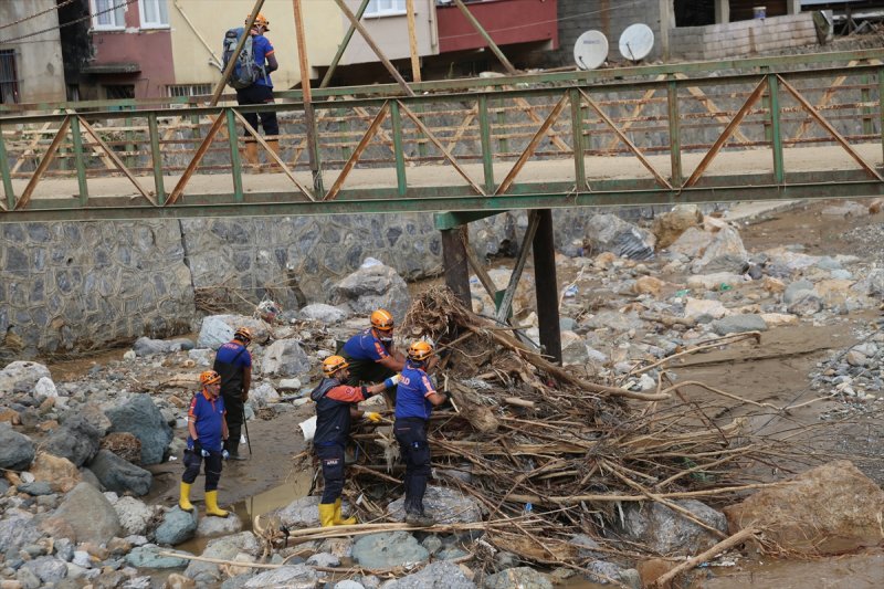 Giresun'da arama, temizlik ve yıkım çalışmaları devam ediyor