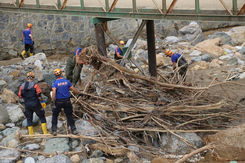 Giresun'da arama, temizlik ve yıkım çalışmaları devam ediyor