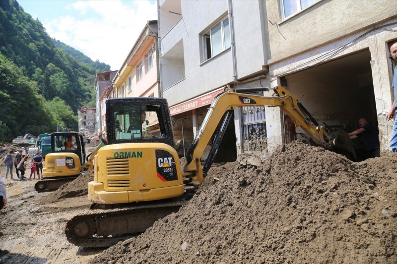 Giresun'da arama, temizlik ve yıkım çalışmaları devam ediyor