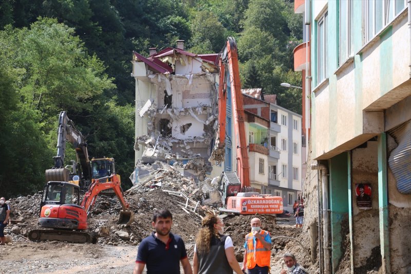 Giresun'da arama, temizlik ve yıkım çalışmaları devam ediyor