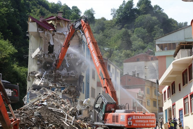 Giresun'da arama, temizlik ve yıkım çalışmaları devam ediyor