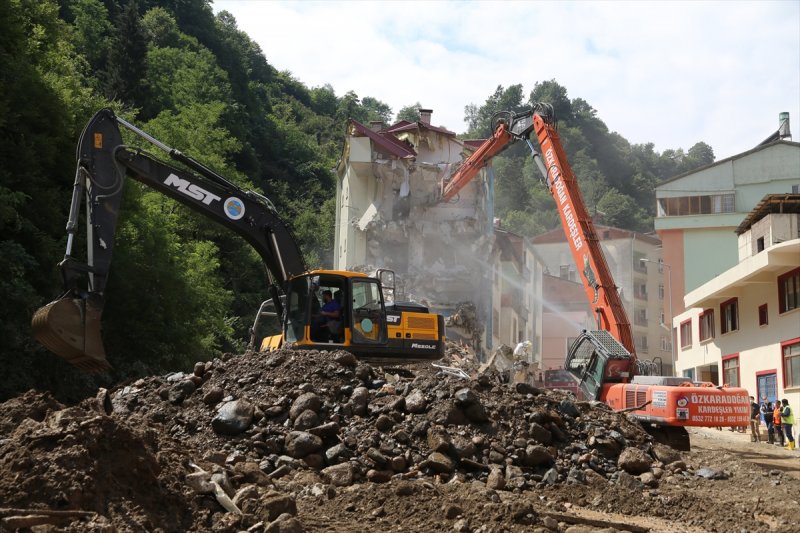 Giresun'da arama, temizlik ve yıkım çalışmaları devam ediyor