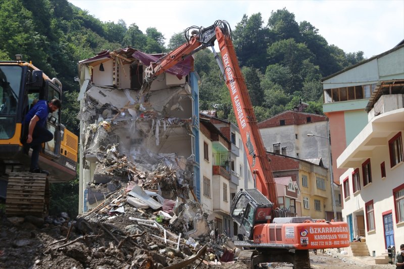 Giresun'da arama, temizlik ve yıkım çalışmaları devam ediyor