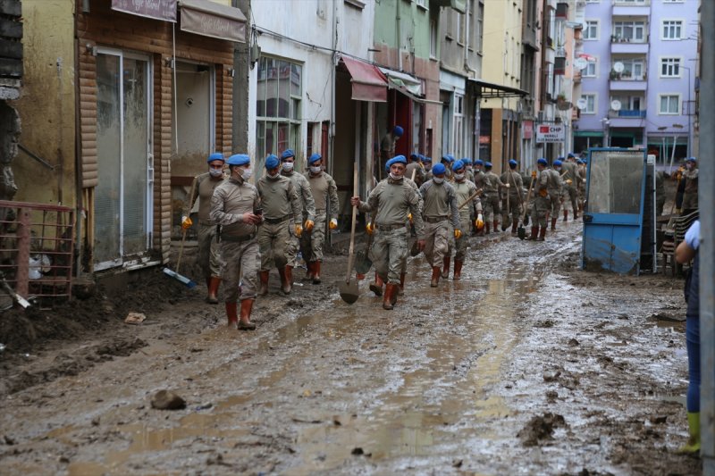 Giresun'da arama, temizlik ve yıkım çalışmaları devam ediyor