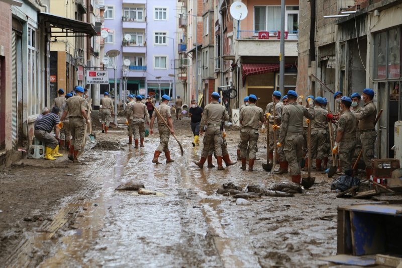 Giresun'da arama, temizlik ve yıkım çalışmaları devam ediyor