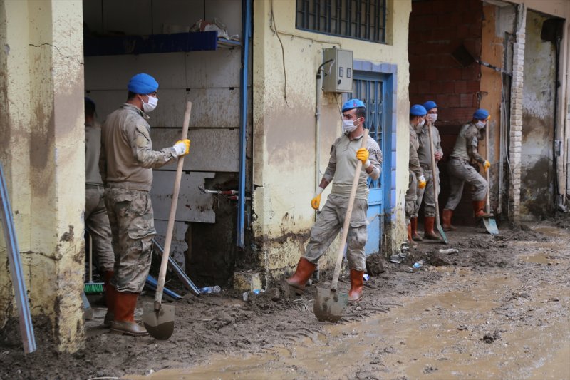 Giresun'da arama, temizlik ve yıkım çalışmaları devam ediyor