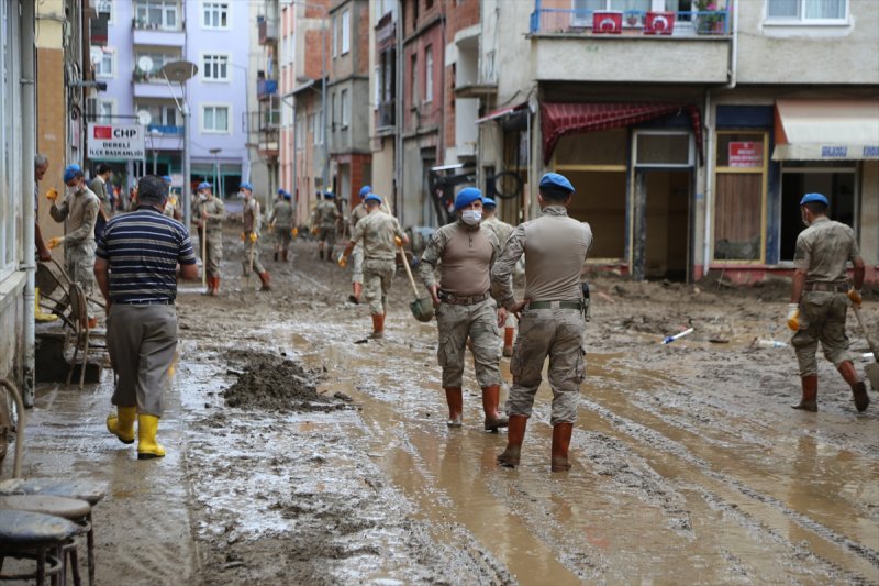Giresun'da arama, temizlik ve yıkım çalışmaları devam ediyor