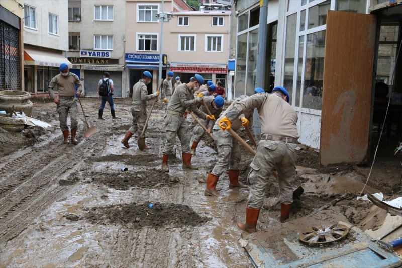 Giresun'da arama, temizlik ve yıkım çalışmaları devam ediyor