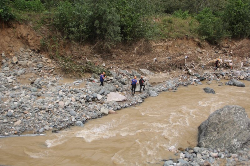 Giresun'da arama, temizlik ve yıkım çalışmaları devam ediyor