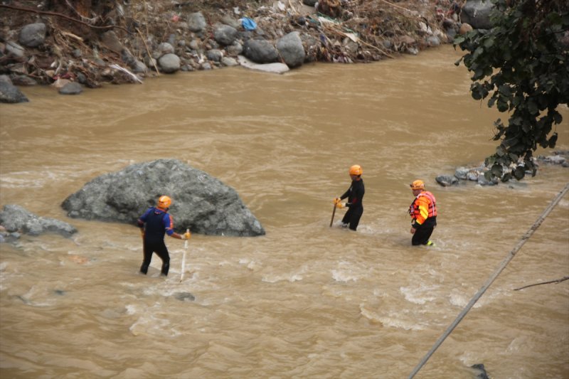 Giresun'da arama, temizlik ve yıkım çalışmaları devam ediyor