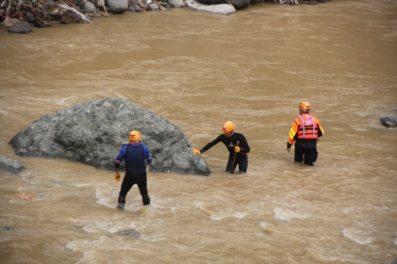 Giresun'da arama, temizlik ve yıkım çalışmaları devam ediyor