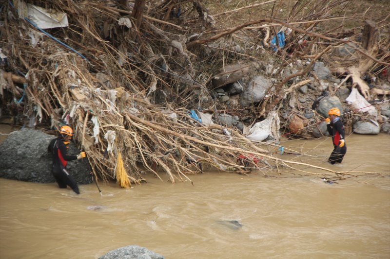 Giresun'da arama, temizlik ve yıkım çalışmaları devam ediyor