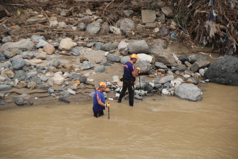 Giresun'da arama, temizlik ve yıkım çalışmaları devam ediyor