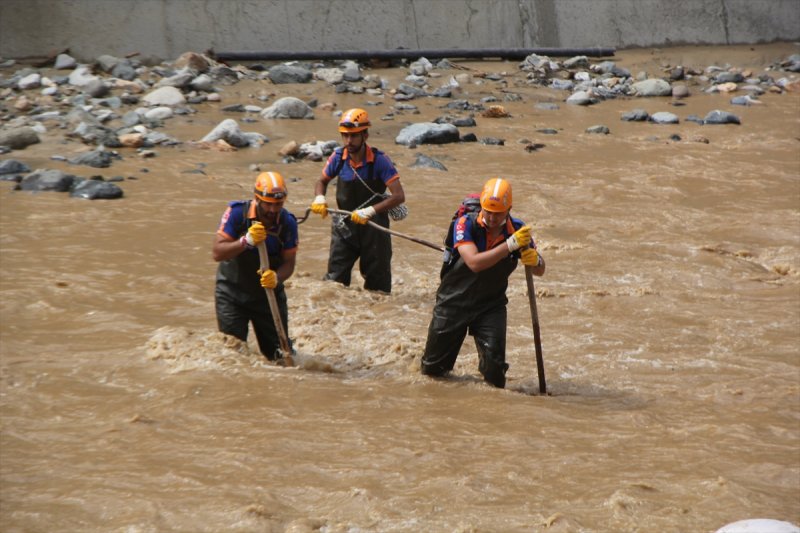 Giresun'da arama, temizlik ve yıkım çalışmaları devam ediyor
