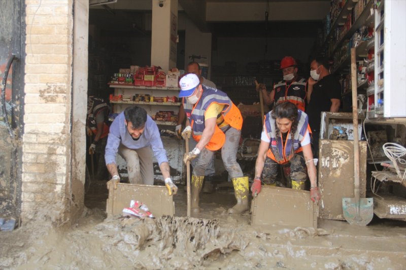 Giresun'da arama, temizlik ve yıkım çalışmaları devam ediyor