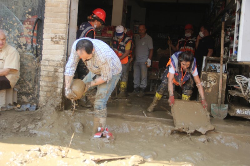 Giresun'da arama, temizlik ve yıkım çalışmaları devam ediyor